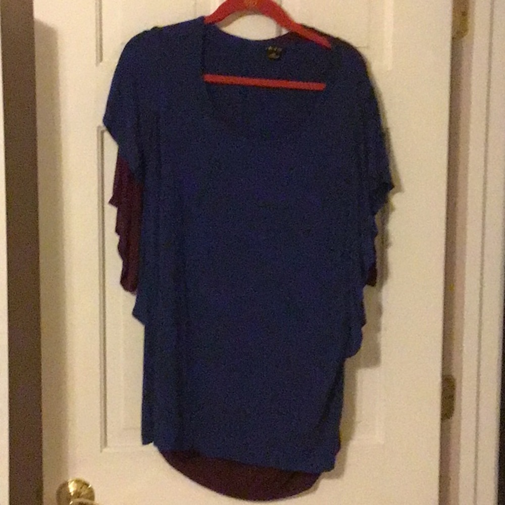 EUC,IMAN FLUTTER  SLEEVE TOP,SIZE 2X Navy/royal blue L=32W=25”